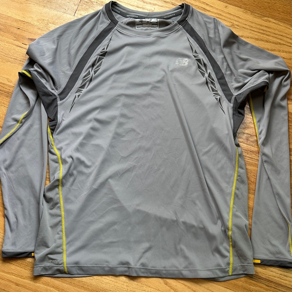 New Balance Large Gray and Yellow tech shirt